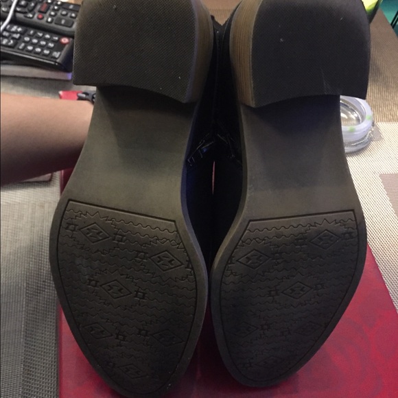 Black textured bootie size 7 - Picture 2 of 2